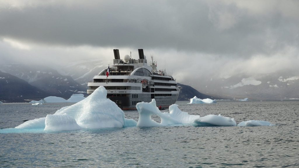 Le Boréal devant le petit village de Kullorsuaq