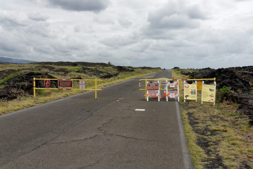 La route est fermée : seuls les piétons et les vélos sont autorisés