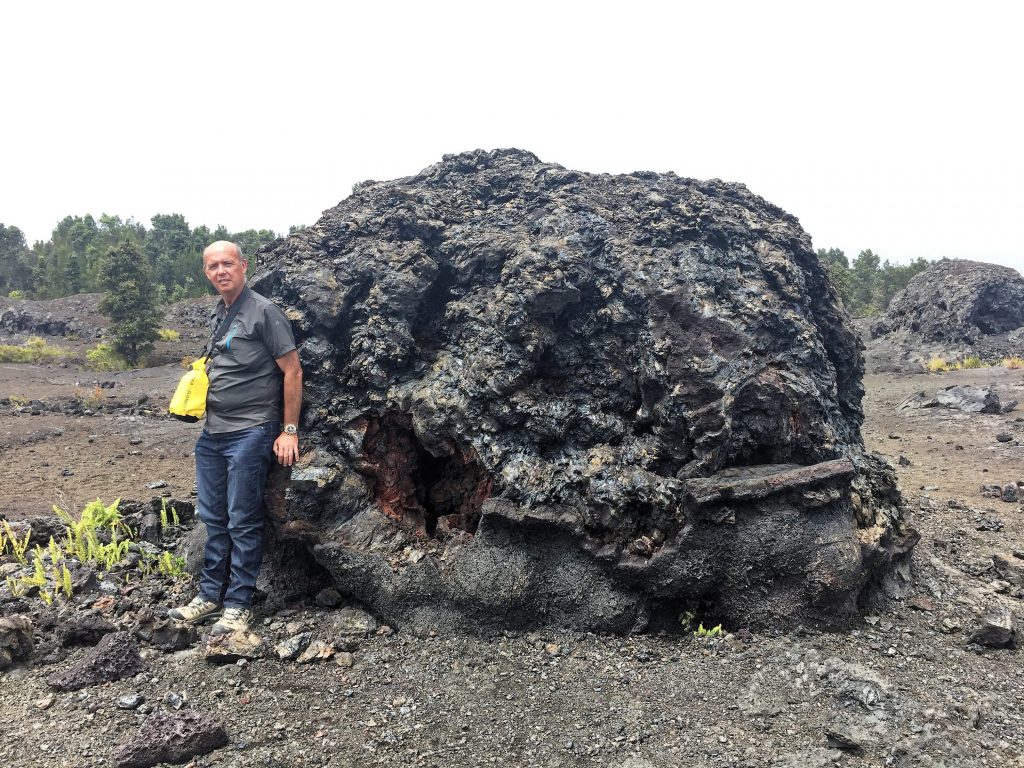Une bulle de lave, à l'échelle humaine Une bulle de lave, à l'échelle humaine