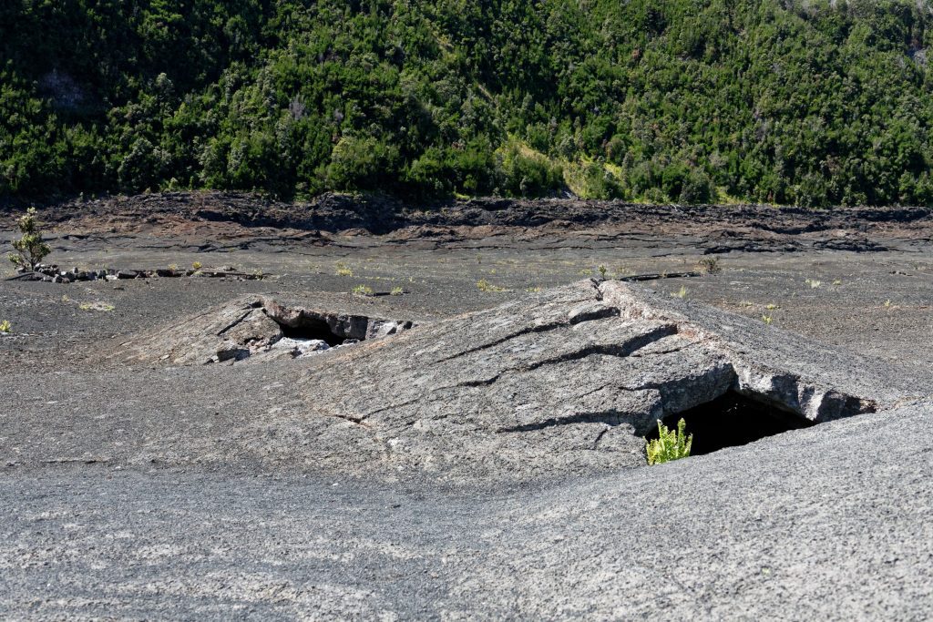 Les fractures de la surface du lac de lave Les fractures de la surface du lac de lave