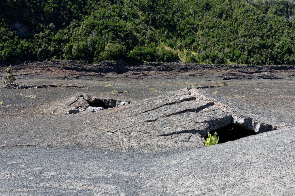 Les fractures de la surface du lac de lave