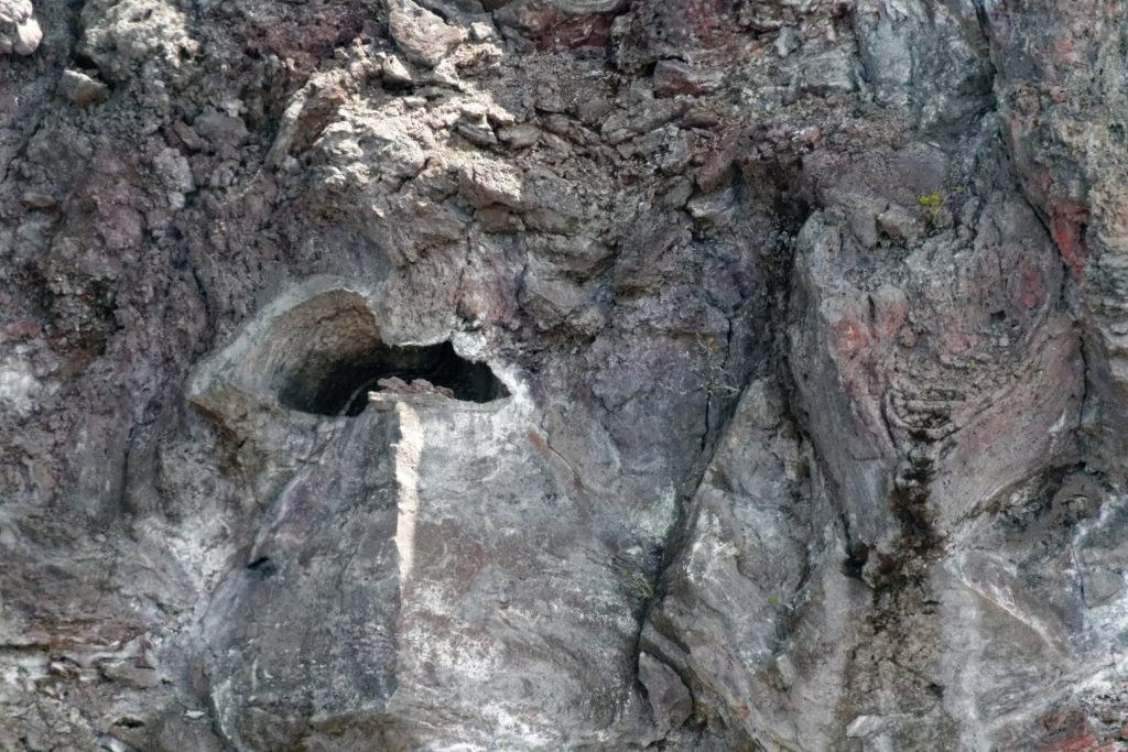 L'orifice d'un tunnel de lave