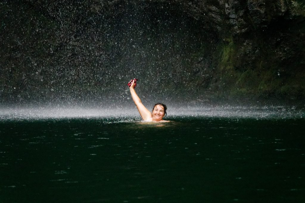 Sous la cascade de Hanakapiai