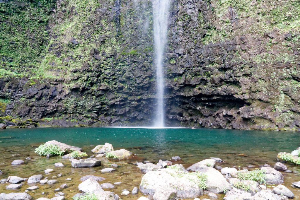 Béatrice, sous la chute d'eau de Hanakapi'ai Béatrice, sous la chtte d'eau de Hanakapi'ai