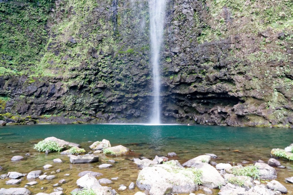 Béatrice, sous la chtte d'eau de Hanakapi'ai