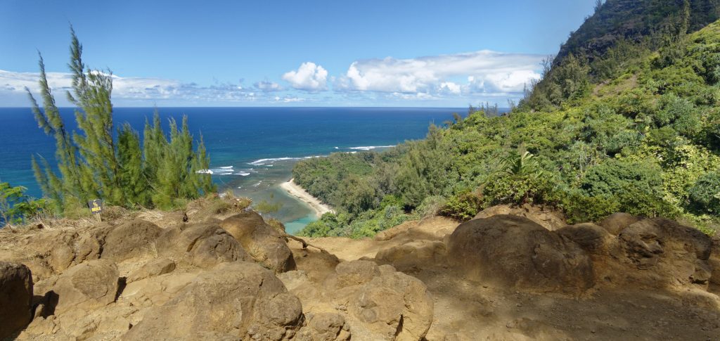 Au bas de la piste, la magnifique plage de Ke'e beach