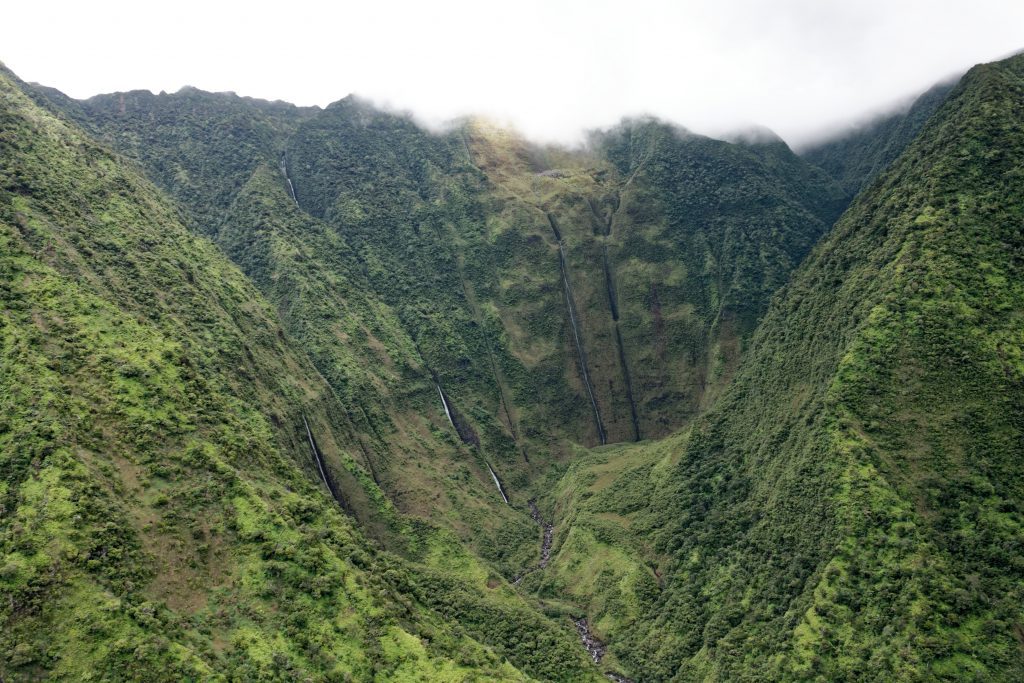 Le fond d'un canyon et ses cascades à Kauai Le fond d'un canyon et ses cascades à Kauai