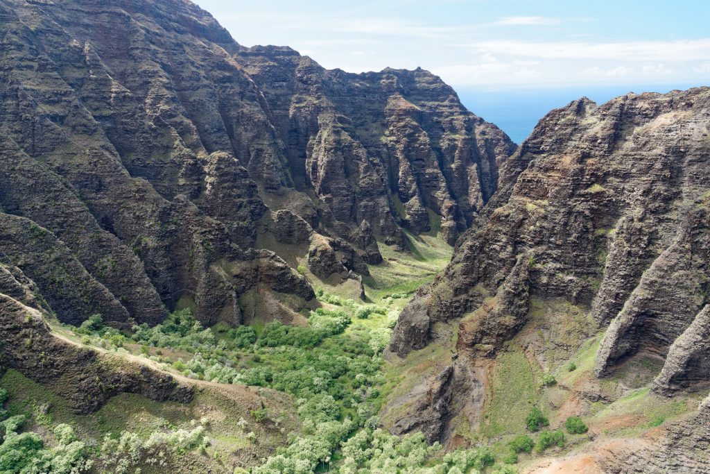 Un canyon de Kauai qui mène à l'océan