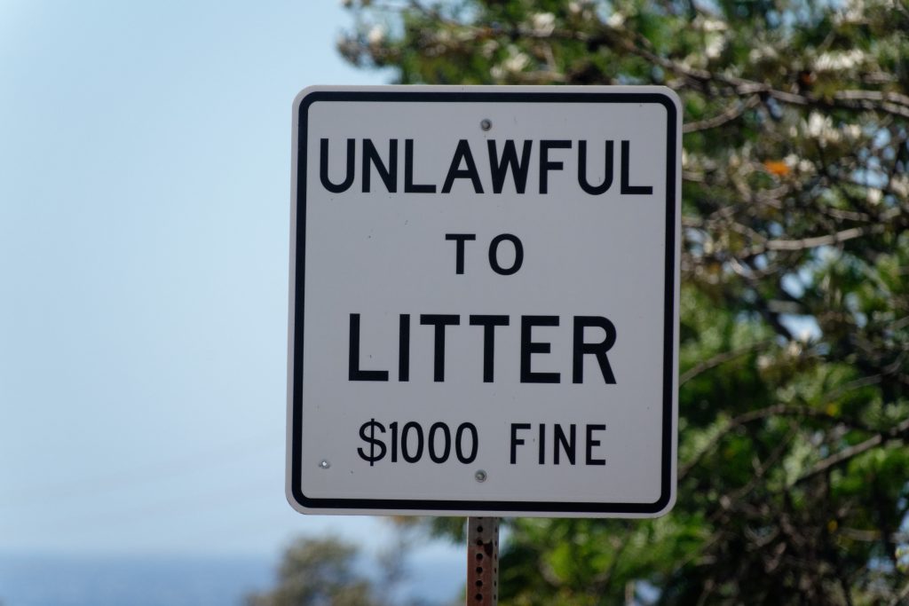 1000$ d'amende si on jette des détritus sur la route 1000$ d'amende si on jette des détritus sur la route