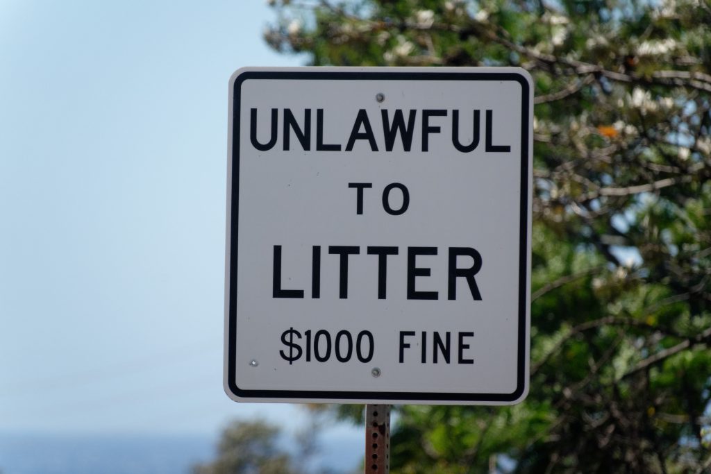 1000$ d'amende si on jette des détritus sur la route