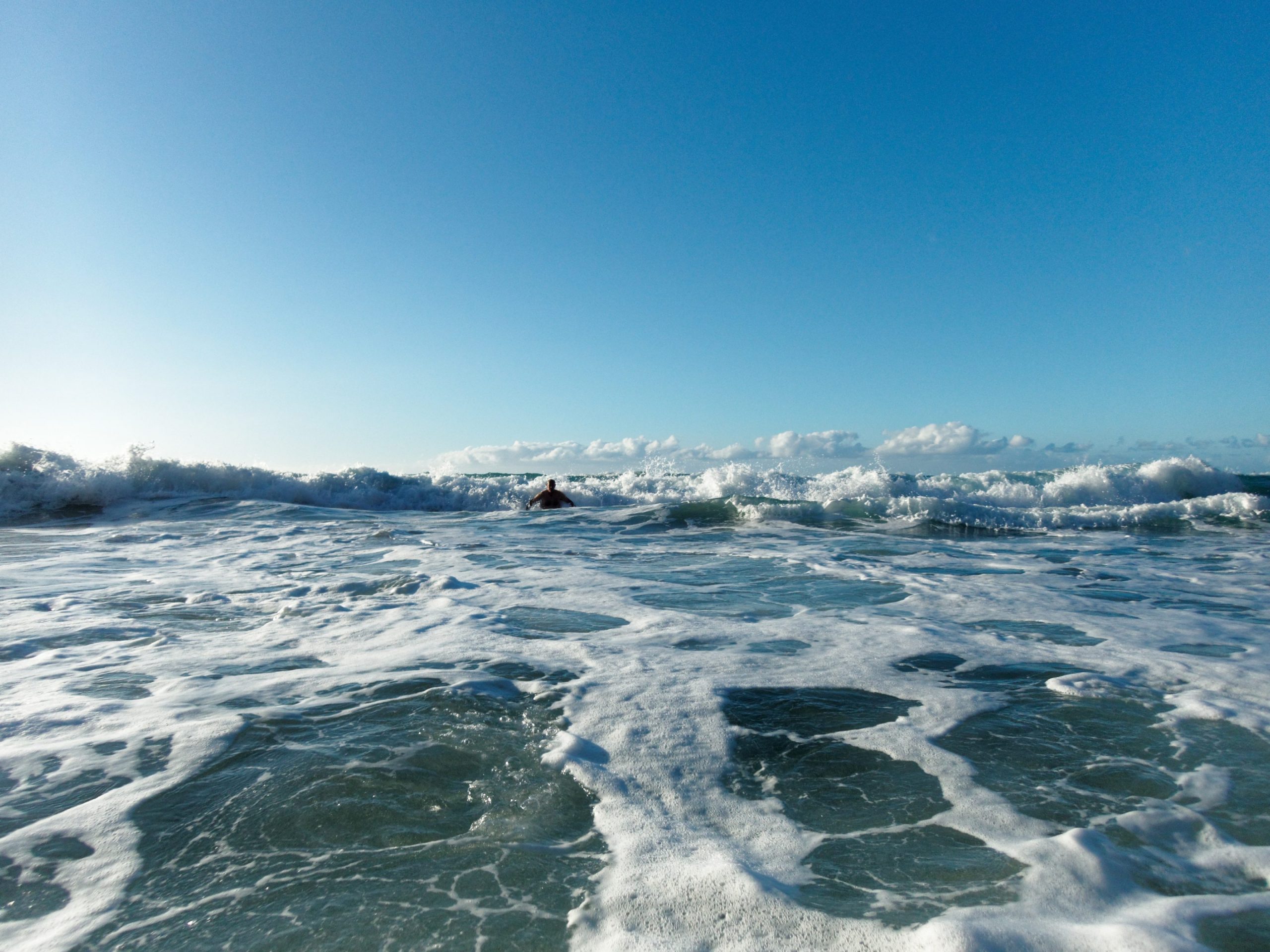 Dans les rouleaux de Polihale beach à Kauai