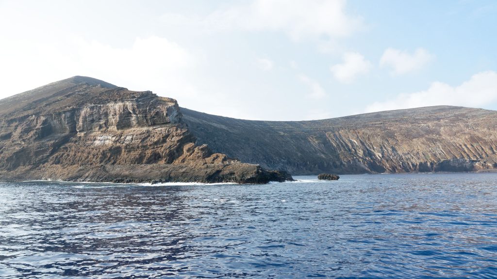 Il ne reste que la moitié du cratère de Lehua Il ne reste que la moitié du cratère de Lehua