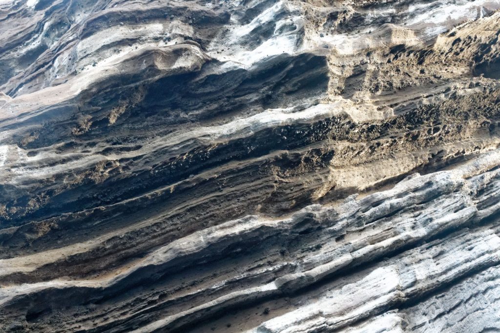 Les couches de cendre qui constituent le cratère de Lehua
