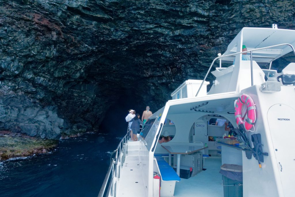 Le catamaran à l'entrée d'une grotte