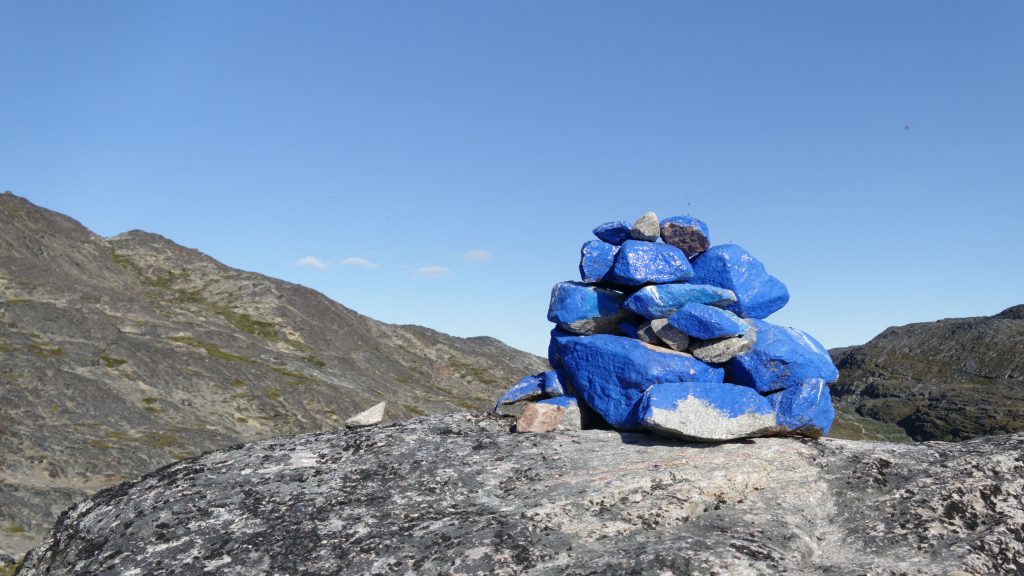 Un cairn bleu vif pour baliser cette belle randonnée