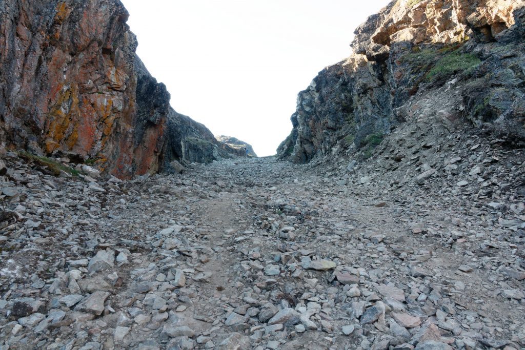 Le sentier sous lequel doivent être enterrées les canalisation d'aduction d'eau douce de a ville