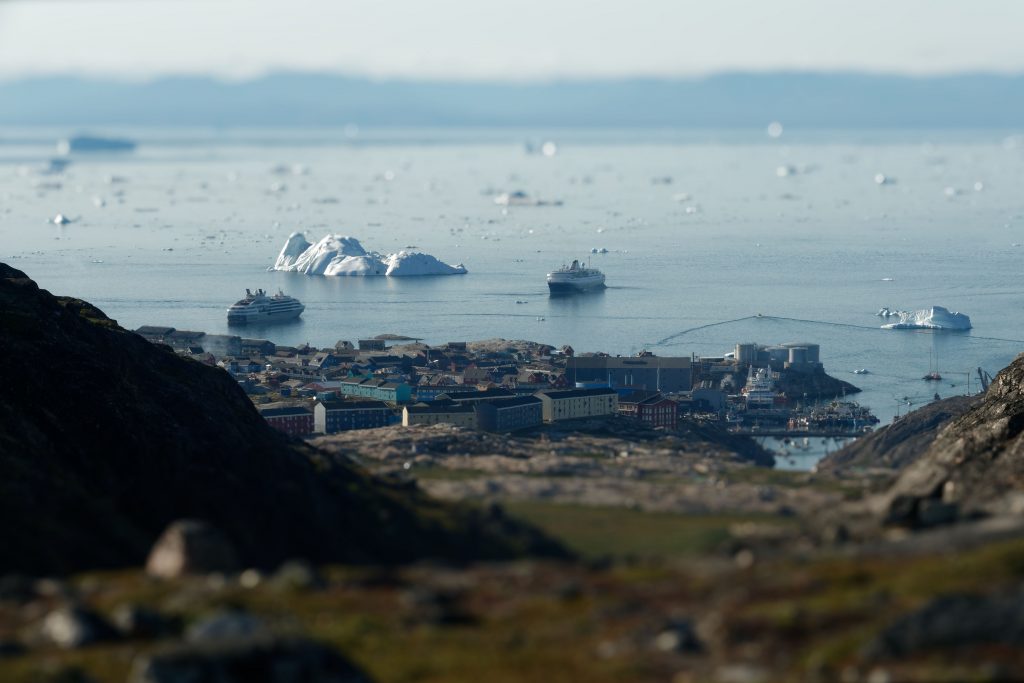 Le Boréal, à l'ancre devant Ilulissat