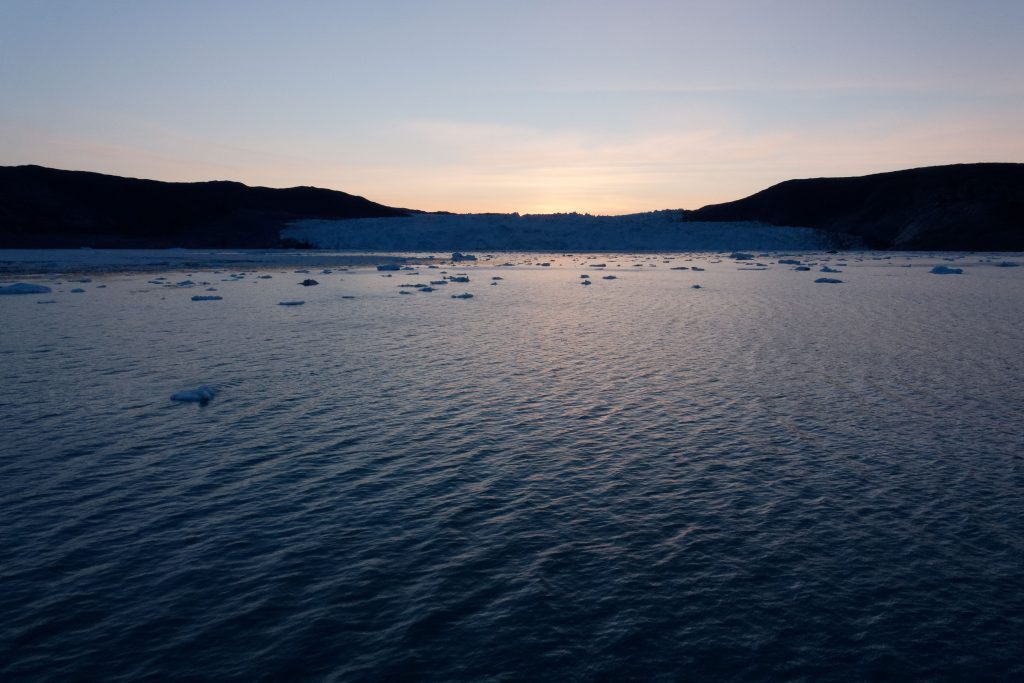 Le front du glacier Eqi avant le lever du soleil