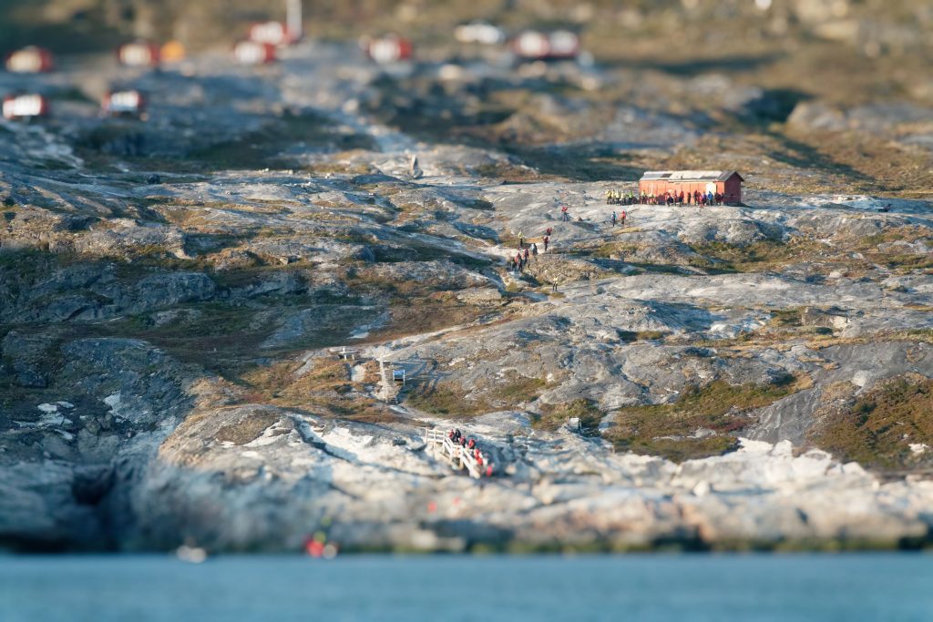 Débarquement des passagers au pied du campement de PEV