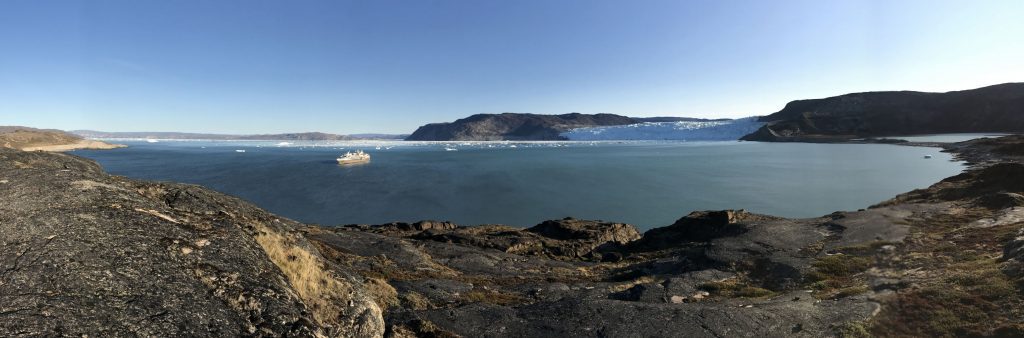 Le Boréal, au mouillage devant le frond du glacier Eqi, face au Lodge