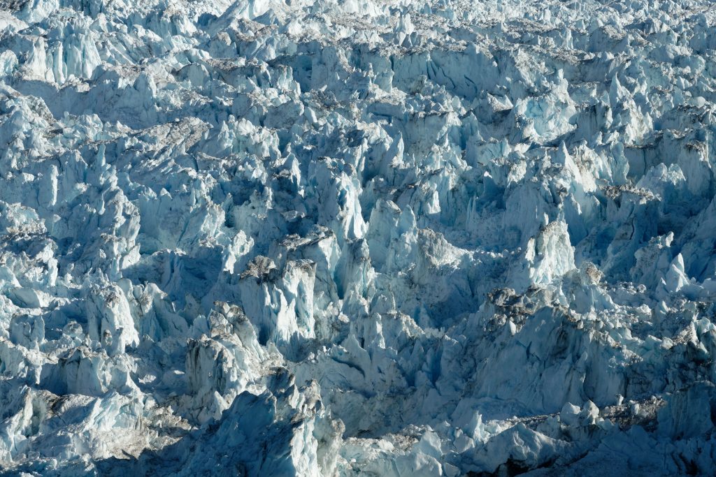 La surface déchirée du glacier