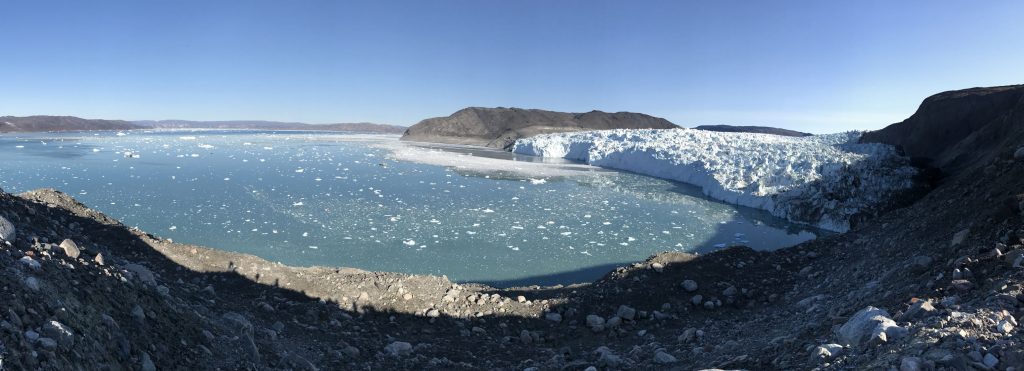 Vue sur le glacier Eqi et la baie encombrée de débris de glace