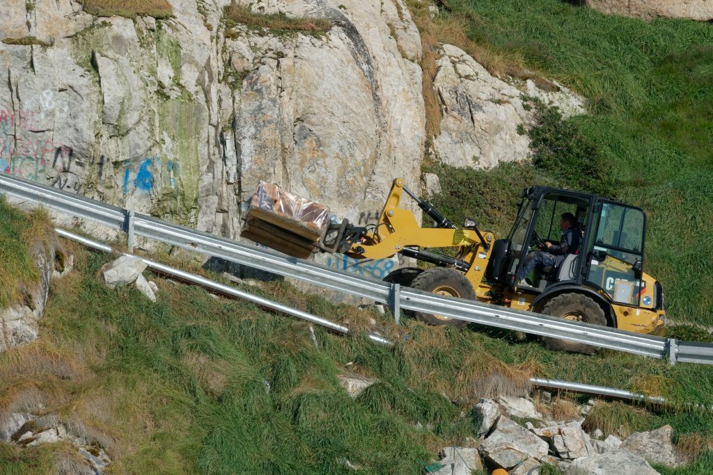 Un tractopelle pour transporter les planches ! Un tractopelle pour transporter les planches !