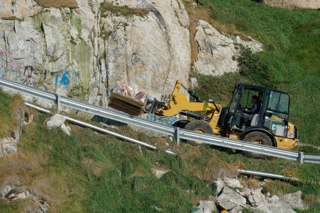 Un tractopelle pour transporter les planches !