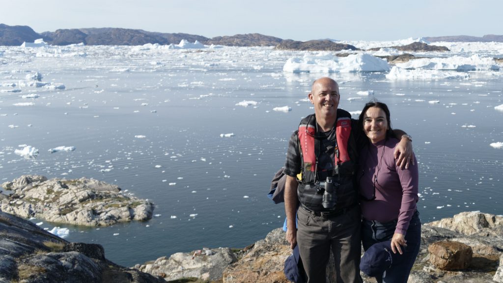 Béa et moi devant la baie d'Aapilattoq Béa et moi devant la baie d'Aapilattoq