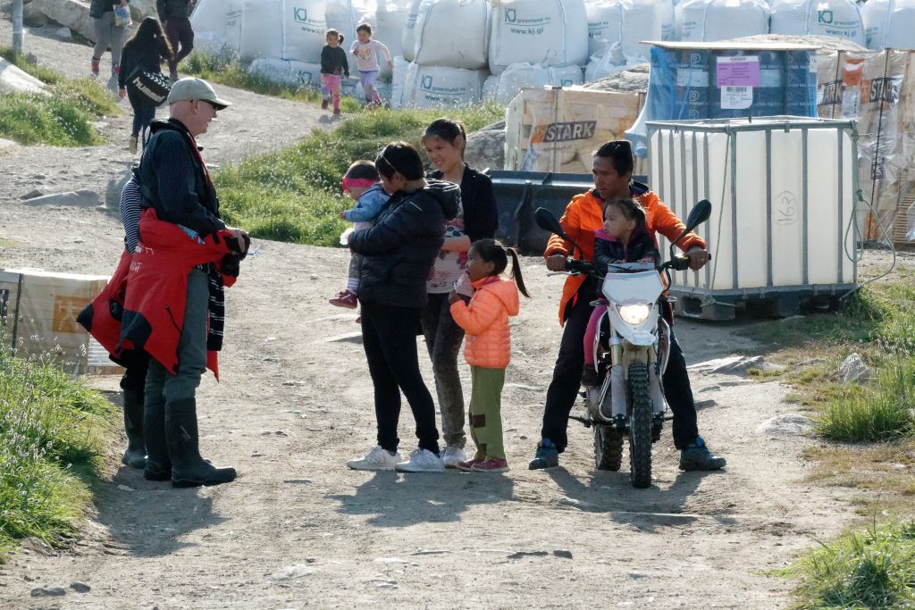 Un touriste rencontre les habitants