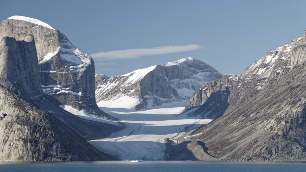 Au loin, de nombreux glaciers viennent terminer leur course dans le fjord