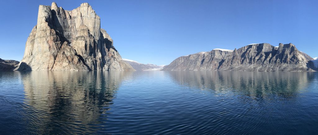 Les falaises surplombent le fjord de près de 1400m...