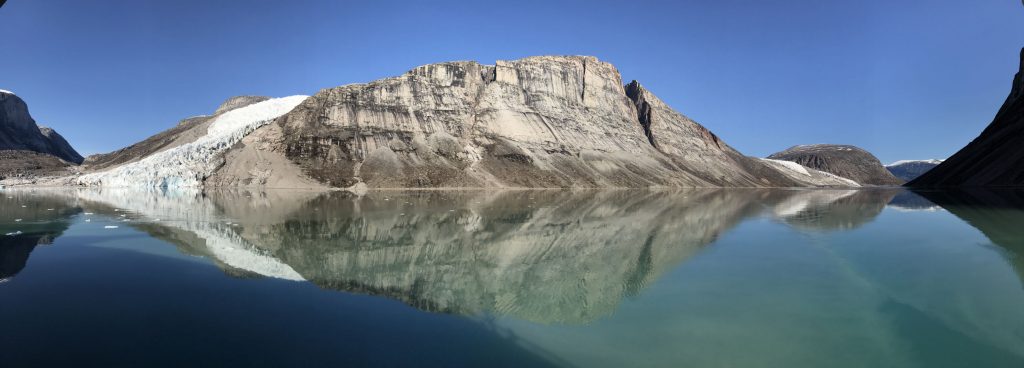 Comme un miroir qui reflète le monde, la mer nous renvoie des images irréelles