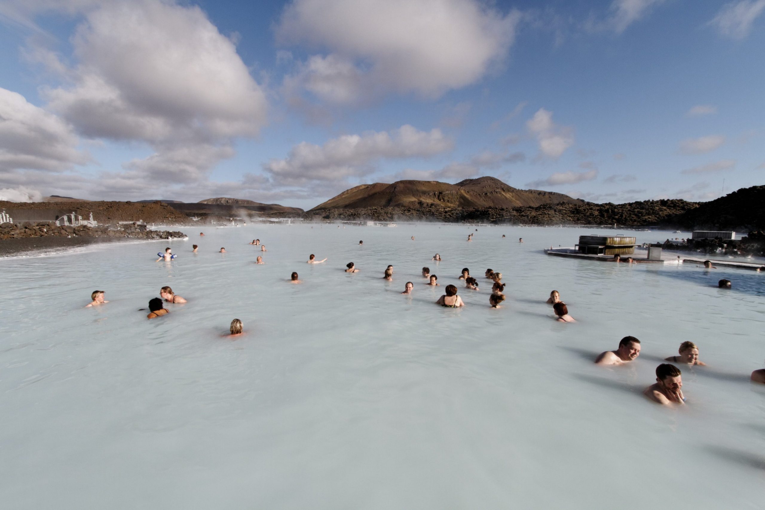 De nombreux touristes à l'arrivée ou au départ d'Islande, mais aussi de nombreux islandais